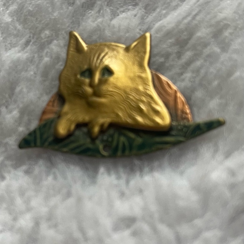Vintage Nervous Cat Brooch Gold Green Collectible Brass Pin Accessory Feline